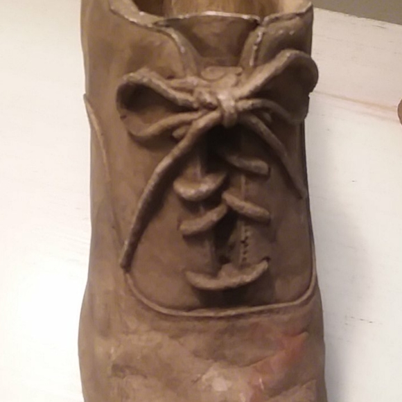 Adorable life-like pair of shoe planters - Picture 4 of 6